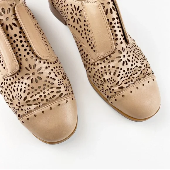 Via Spiga Tan Perforated Flats - Picture 9 of 11